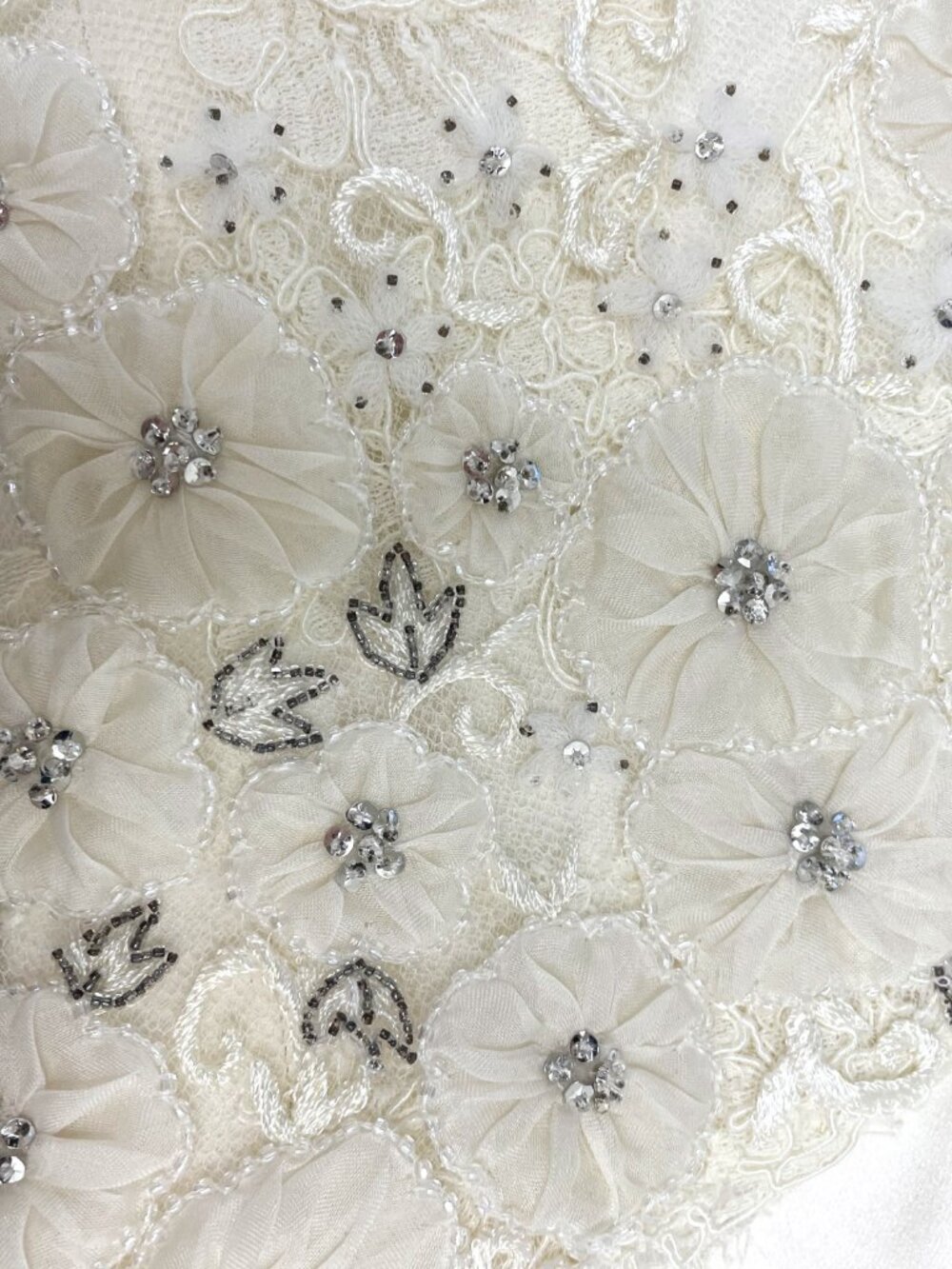 Vintage Monique Lhuillier Fall 2007 Lace Wedding Gown - Picture 9 of 12